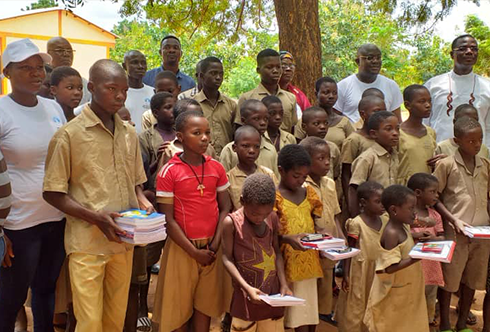 Rentrée scolaire 2019-2020 : Dons de kits scolaires à Avetsedome