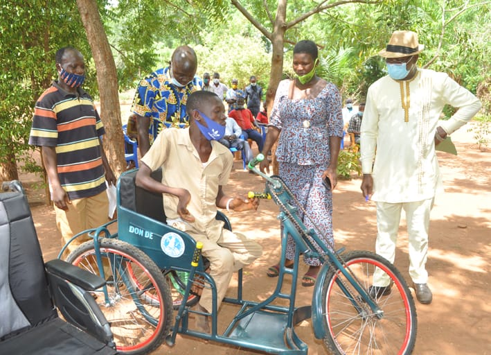 Remise de tricycle et fauteuil roulant LYCEE Afowuime