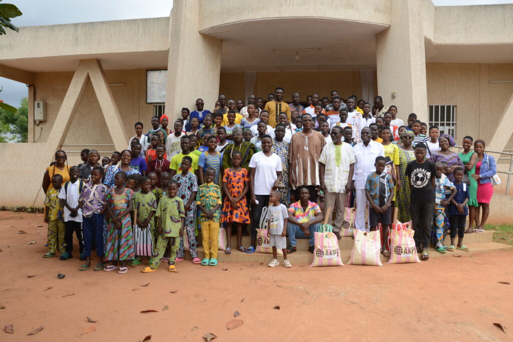 L’Association « EBEN-EZER TOUT EST GRACE » a encore respecté la tradition pour la rentrée scolaire 2024-2025 avec la remise des kits scolaires, vivres et non-vivres aux enfants pris en charge dans la préfecture de Vo.