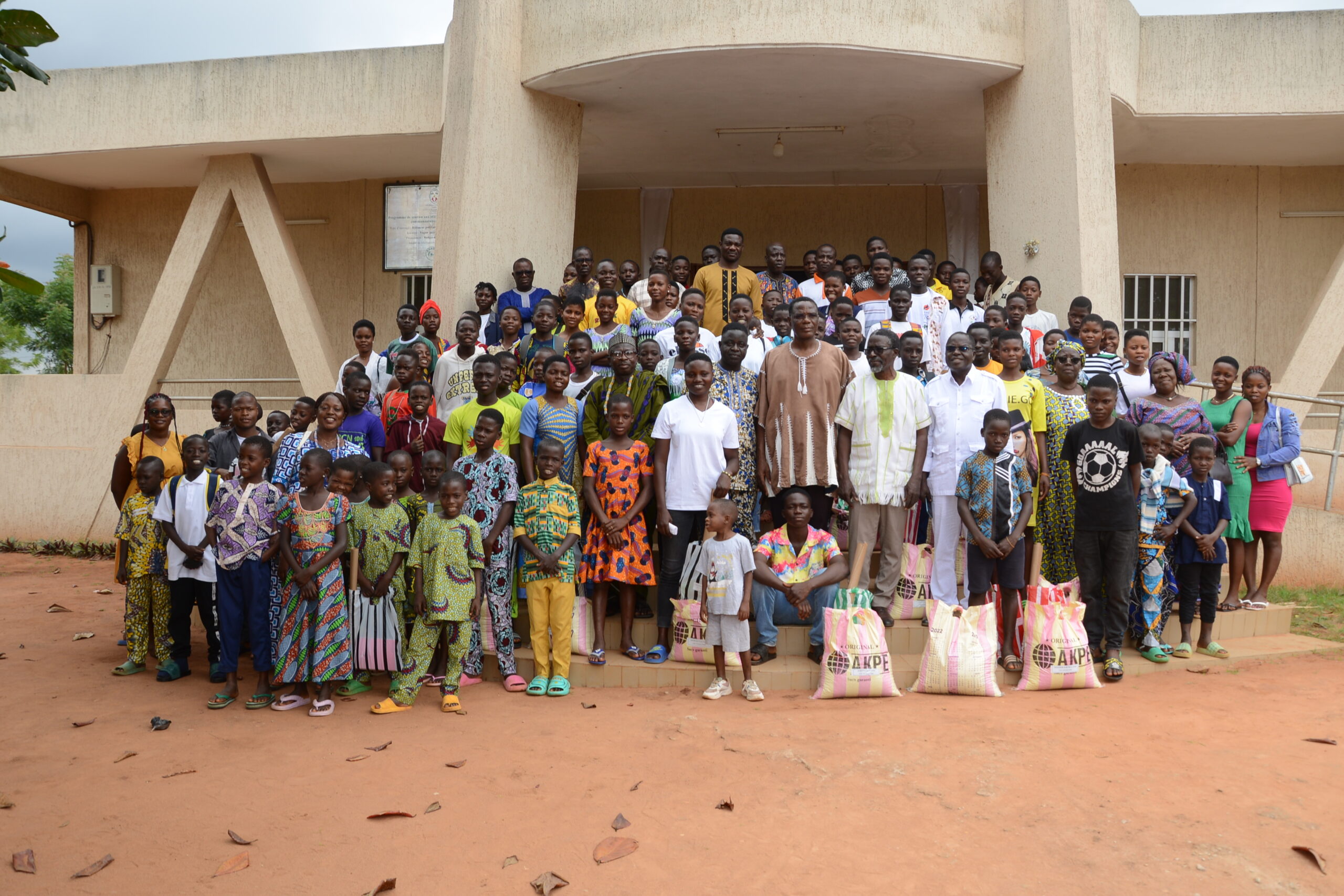 L’Association « EBEN-EZER TOUT EST GRACE » a encore respecté la tradition pour la rentrée scolaire 2024-2025 avec la remise des kits scolaires, vivres et non-vivres aux enfants pris en charge dans la préfecture de Vo.